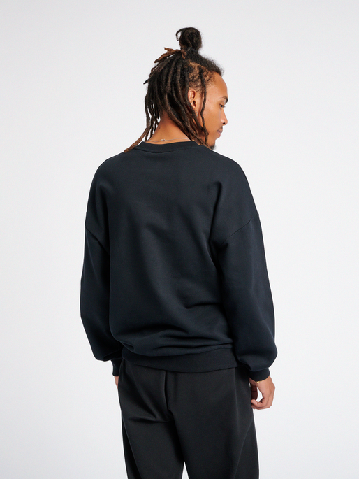 hmlURBAN SWEATSHIRT, 2001, model