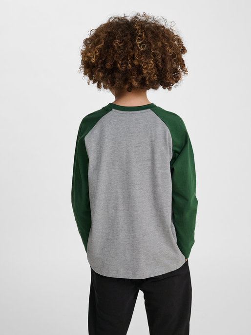 hmlJR RAGLAN LOOSE T-SHIRT L/S BEE, DARK GREEN, model