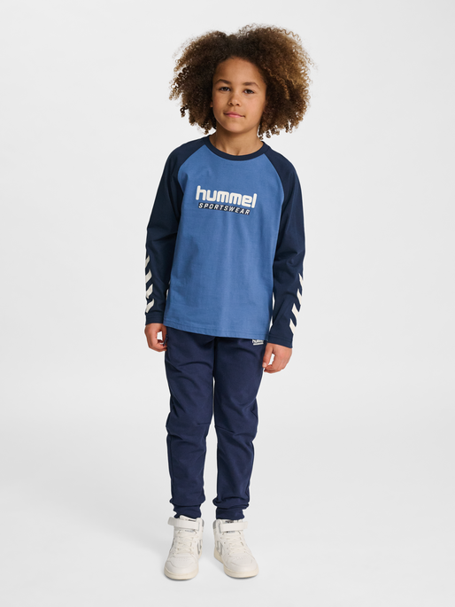 hmlJR LOGO T-SHIRT L/S, DUTCH BLUE, model