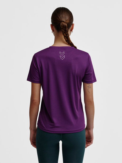 hmlTE TOLA T-SHIRT, IMPERIAL PURPLE, model