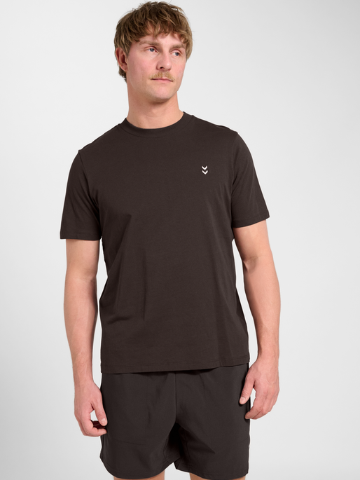 hmlPULSE T-SHIRT, AFTER DARK, model