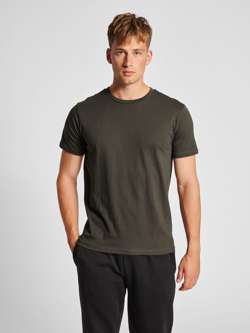 hmlRED BASIC T-SHIRT S/S, RAVEN, model