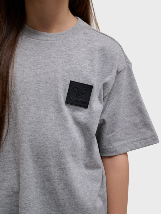 hmlCLEAN T-SHIRT S/S, GREY MELANGE, model