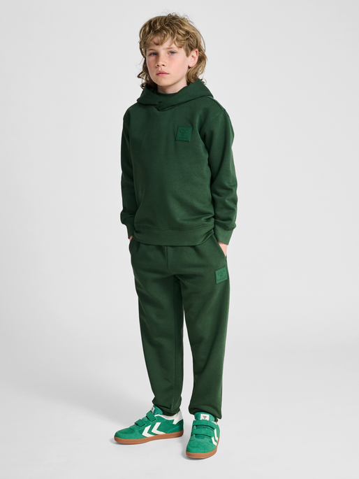 hmlCLEAN HOODIE, DARK GREEN, model