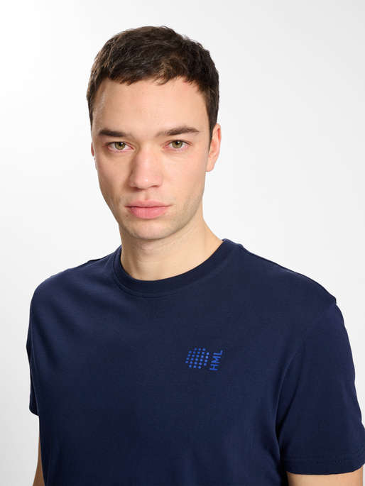 hmlCOURT COTTON T-SHIRT S/S, MARINE, model