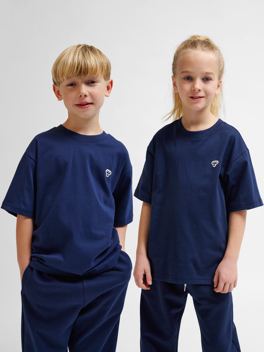 hmlJR LOOSE T-SHIRT S/S BEE, DRESS BLUES, model