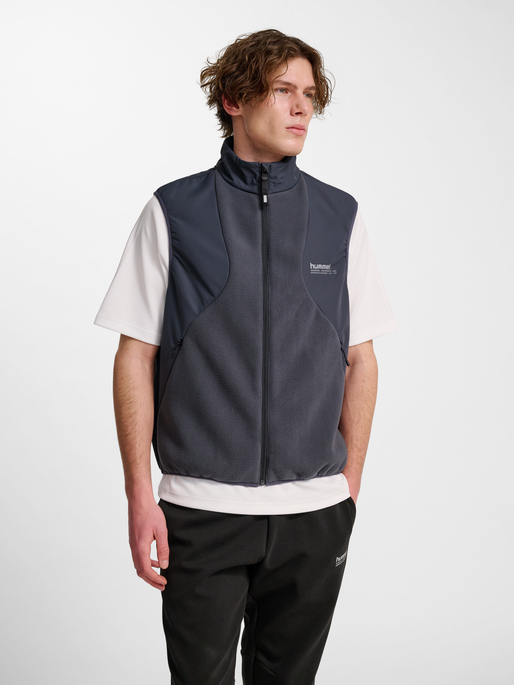 hmlHYBRID FLEECE VEST, EBONY, model