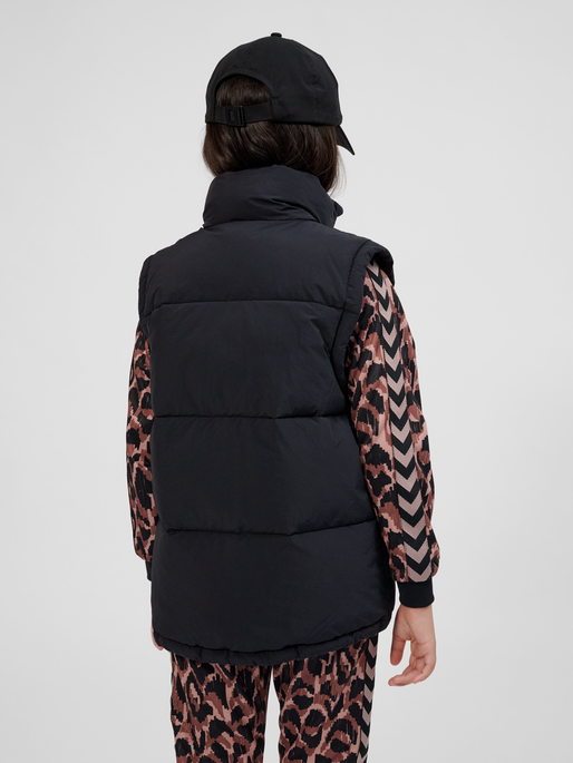 hmlCRISP TEX VEST, BLACK, model