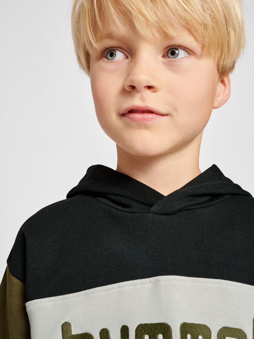 hmlMORTEN HOODIE, DARK OLIVE, model