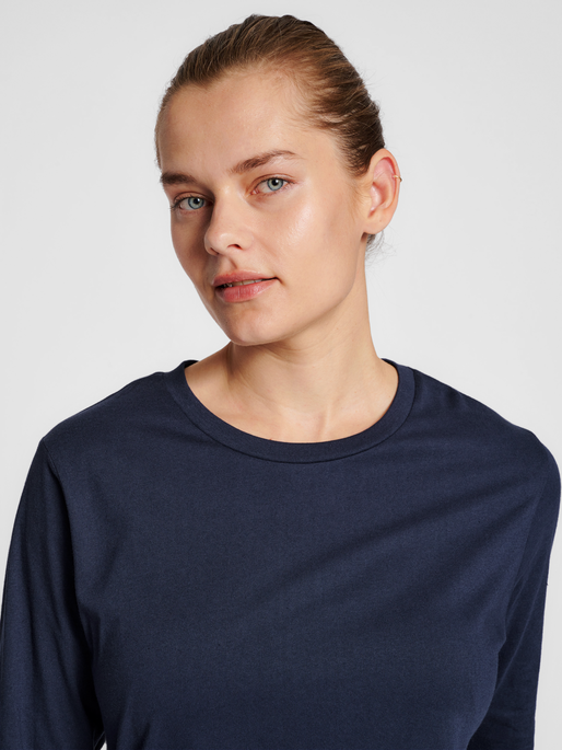hmlRED BASIC T-SHIRT L/S WOMAN, MARINE, model
