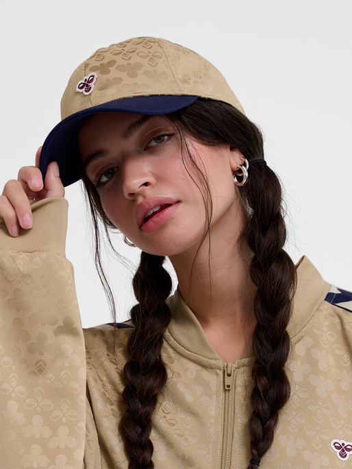 hmlBASEBALL CAP BEE AOP, CORNSTALK, model