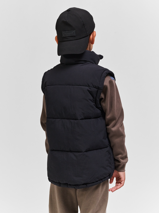 hmlCRISP TEX VEST, BLACK, model