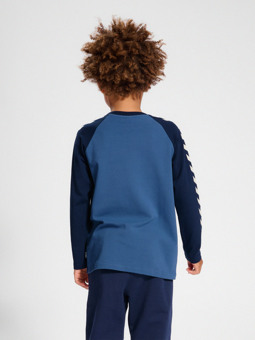 hmlBOYS T-SHIRT L/S, BERING SEA, model
