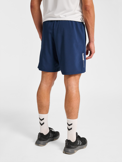 hmlPULSE WORKOUT SHORTS, DRESS BLUES, model