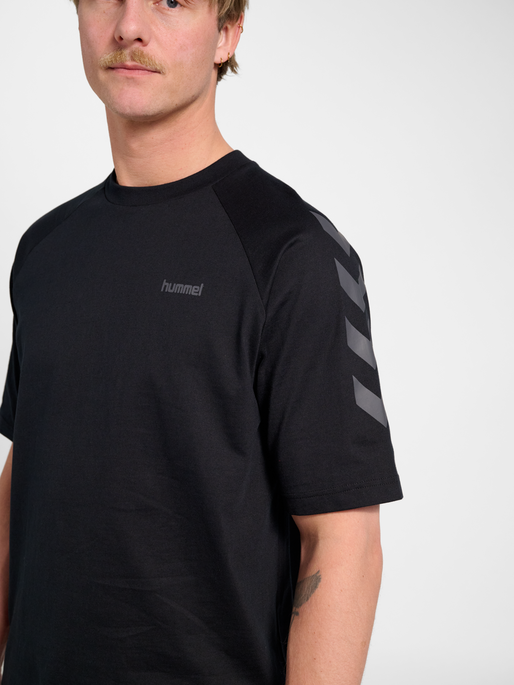 hmlKEEPER CHEVRON T-SHIRT S/S, BLACK, model