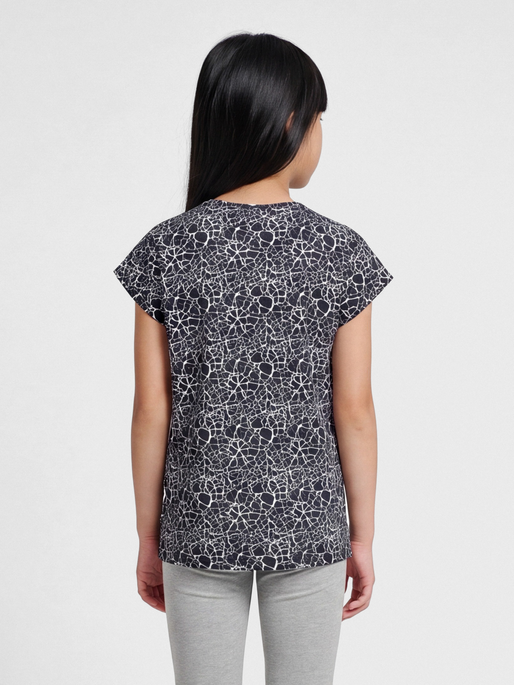 hmlNANNA T-SHIRT S/S, BLACK/WHITE, model