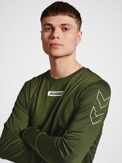 hmlTE TIHALT T-SHIRT L/S, FOREST NIGHT, model