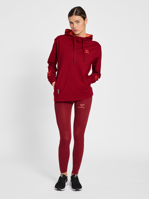hmlOFFGRID COTTON HOODIE WO, RHUBARB/NASTURTIUM, model