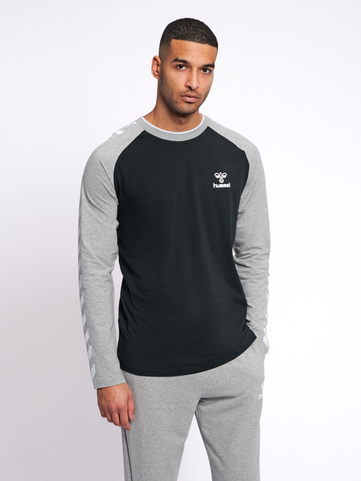 hmlMARK T-SHIRT L/S, BLACK, model