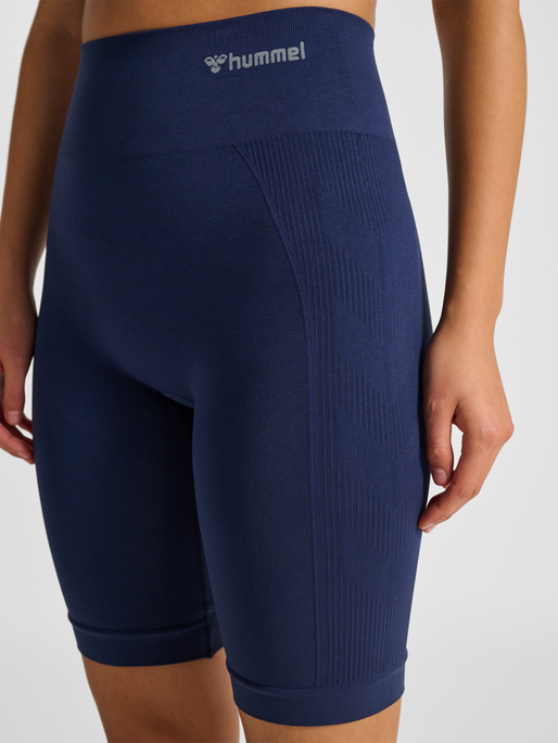 hmlTIF SEAMLESS CYLING SHORTS, BLACK IRIS, model