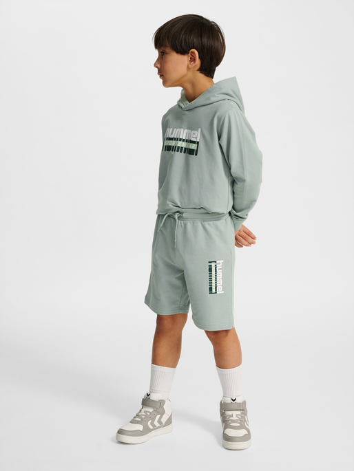 hmlTUKAS SHORTS, ICEBERG GREEN, model