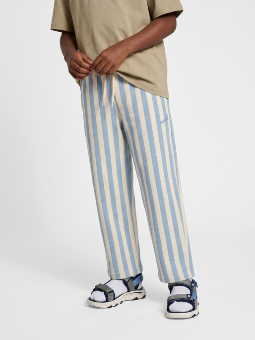 hmlMIO CROPPED PANTS, CASHMERE BLUE, model