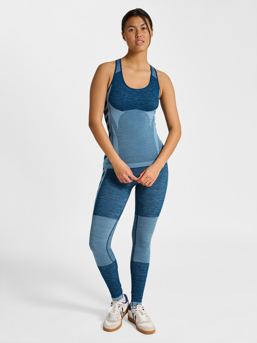 hmlCLEA SEAMLESS TOP, NAVY PEONY/FADED DENIM, model