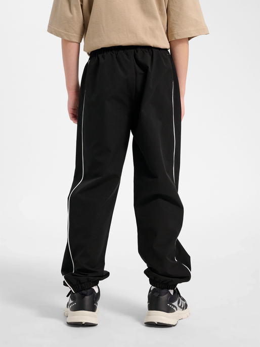 hmlJR STREET TRACKSUIT PANTS, BLACK BEAUTY, model