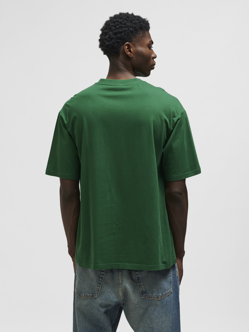 hmlSWARM LOOSE T-SHIRT, EDEN, model