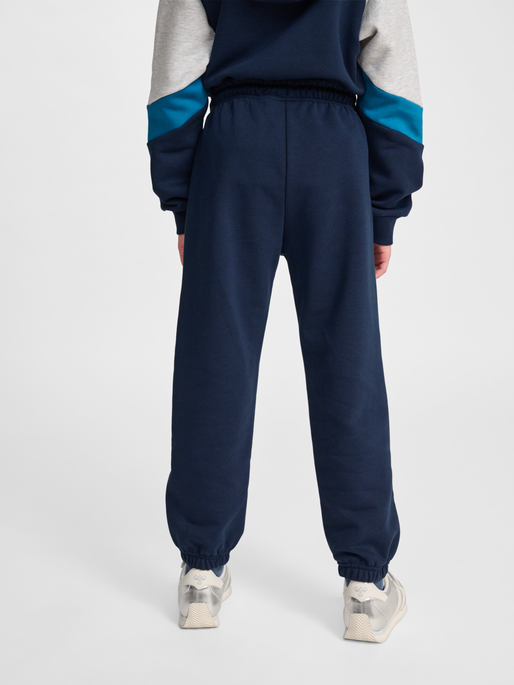 hmlJR LOOSE SWEATPANT PIPING, DRESS BLUES, model