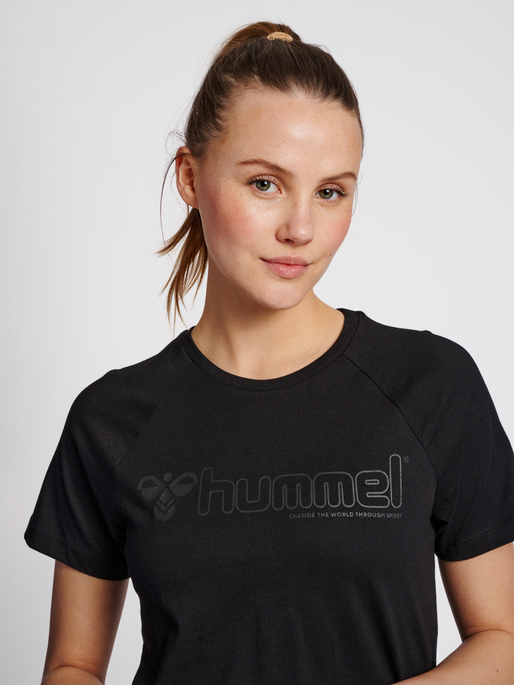 hmlNONI 2.0 T-SHIRT, BLACK, model
