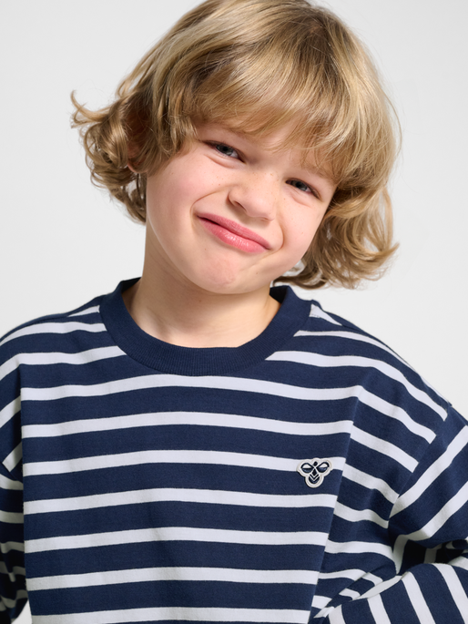 hmlJR LOOSE STRIPE T-SHIRT L/S BEE, DRESS BLUES/WHITE, model