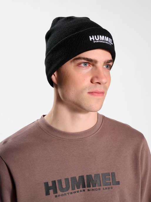 hmlLEGACY CORE BEANIE, BLACK, model