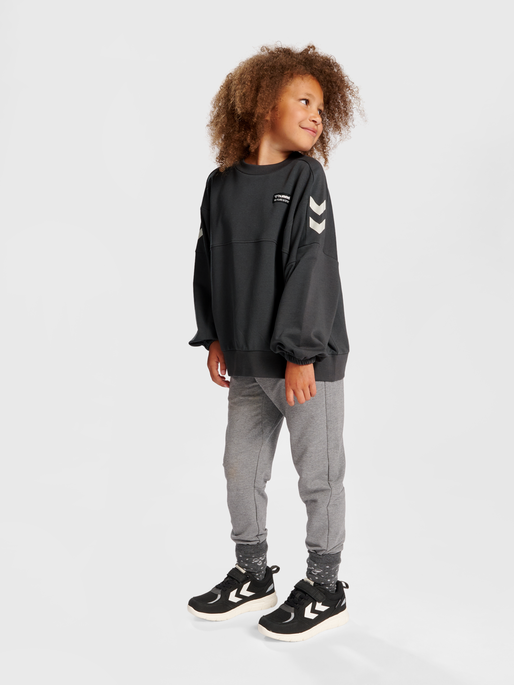 hmlTUBA SWEATSHIRT, 1525, model