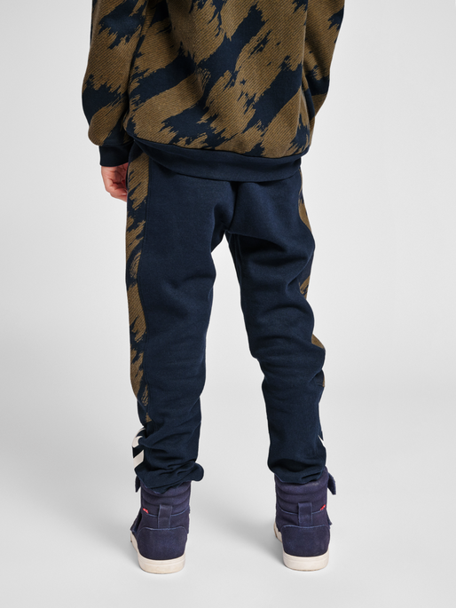 hmlZION PANTS, BLACK IRIS, model