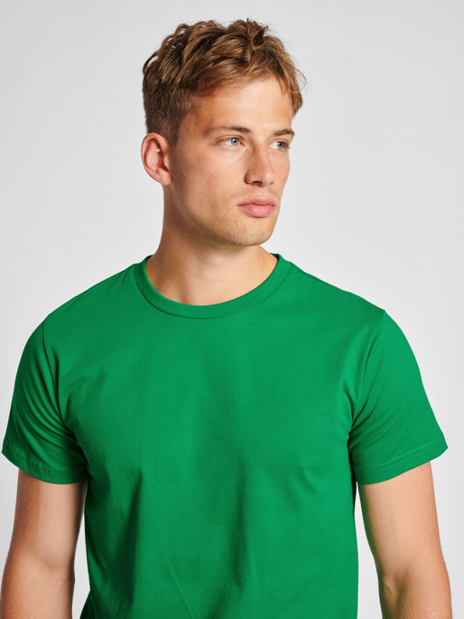hmlRED HEAVY T-SHIRT S/S, JOLLY GREEN, model