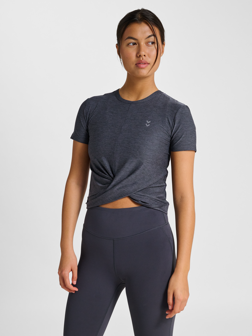 hmlYOGA WRAP W T-SHIRT S/S, EBONY, model