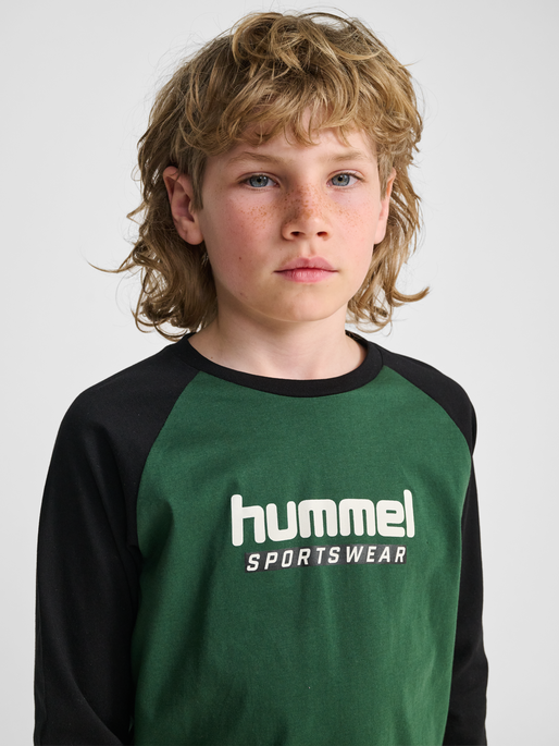 hmlJR LOGO T-SHIRT L/S, DARK GREEN, model