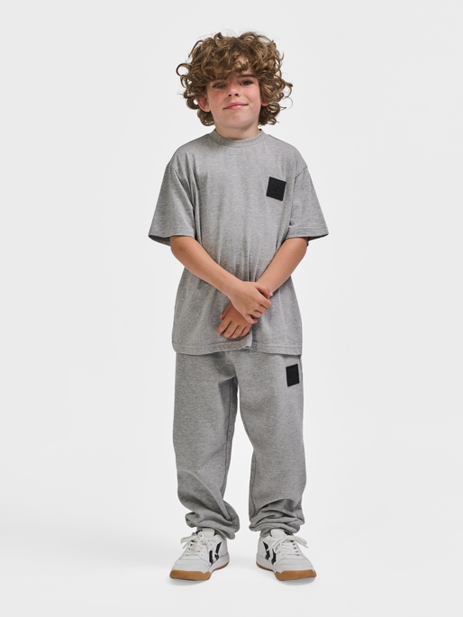 hmlCLEAN T-SHIRT S/S, GREY MELANGE, model