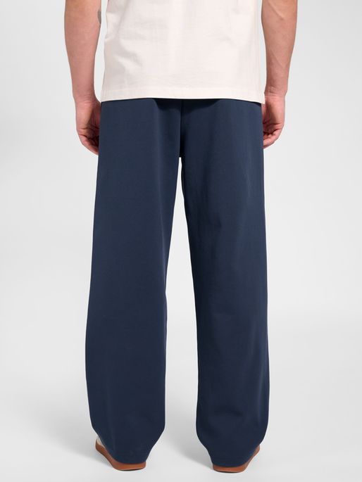 hmlDEFENDER PANTS, EBONY, model