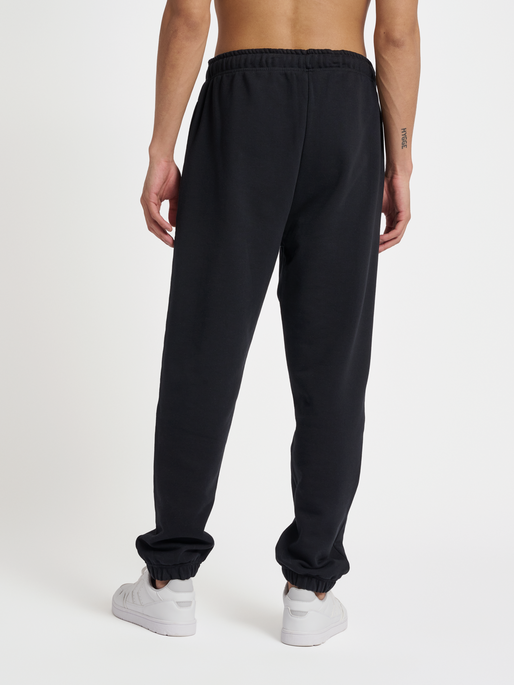 hmlHIVE WADE SWEATPANTS, BLACK, model