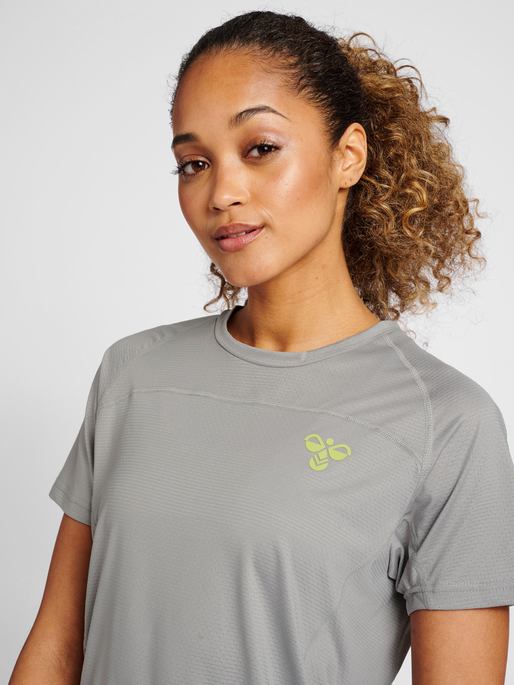 hmlGG12 TRAINING TEE WOMAN, ALLOY, model