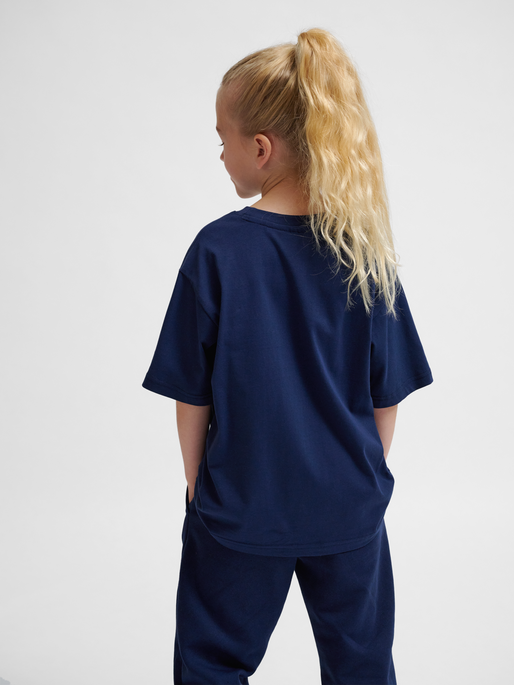 hmlJR LOOSE T-SHIRT S/S BEE, DRESS BLUES, model