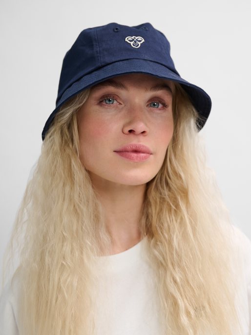 hmlBUCKET HAT BEE, DRESS BLUES, model
