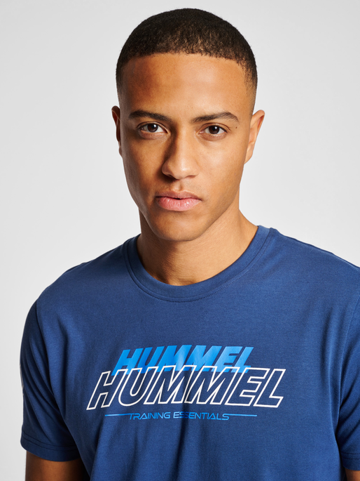 hmlTE JEFF COTTON T-SHIRT, INSIGNIA BLUE, model