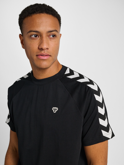 hmlARCHIVE LOOSE T-SHIRT S/S, BLACK, model