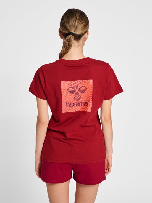 hmlOFFGRID TEE S/S WO, RHUBARB/NASTURTIUM, model