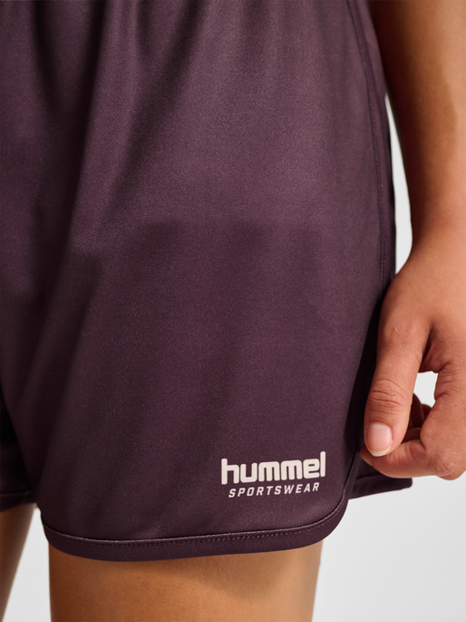 hmlPOLY W FB SHORTS, VINEYARD WINE, model