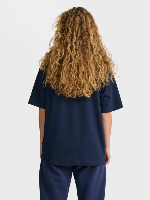 hmlLOOSE T-SHIRT BEE S/S, DRESS BLUES, model