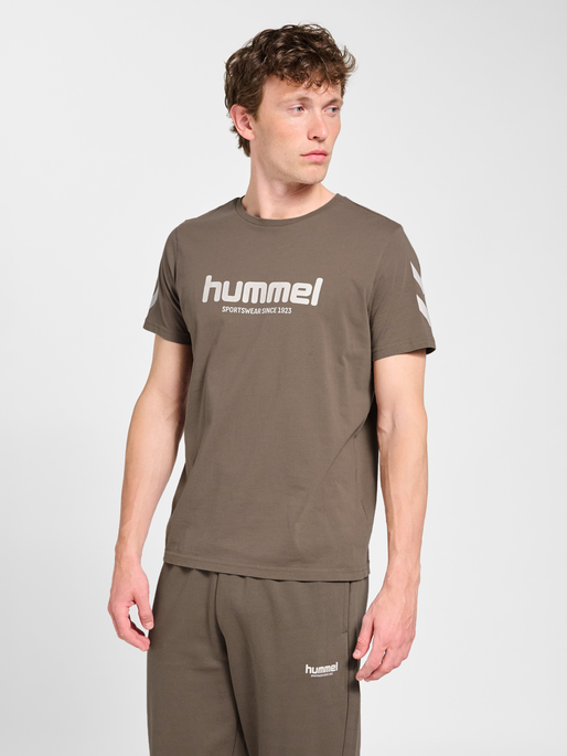 hmlLEGACY 2.0 T-SHIRT S/S, DARK NIGHT, model